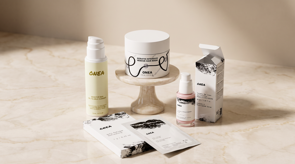 ONEA best-sellers - nettoyant, masque keratine, serum niacinamide, patchs anti-fatigue sur marbre